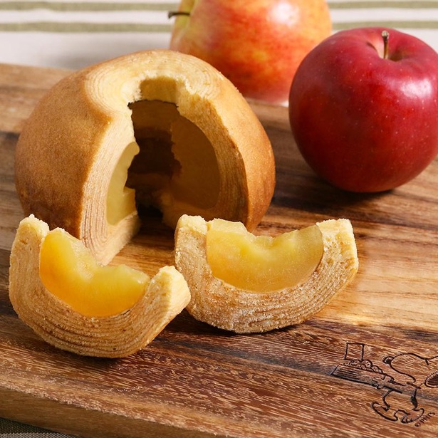 国産りんごのコンポートがまるごと1個、おいしいバウムクーヘンに包まれている