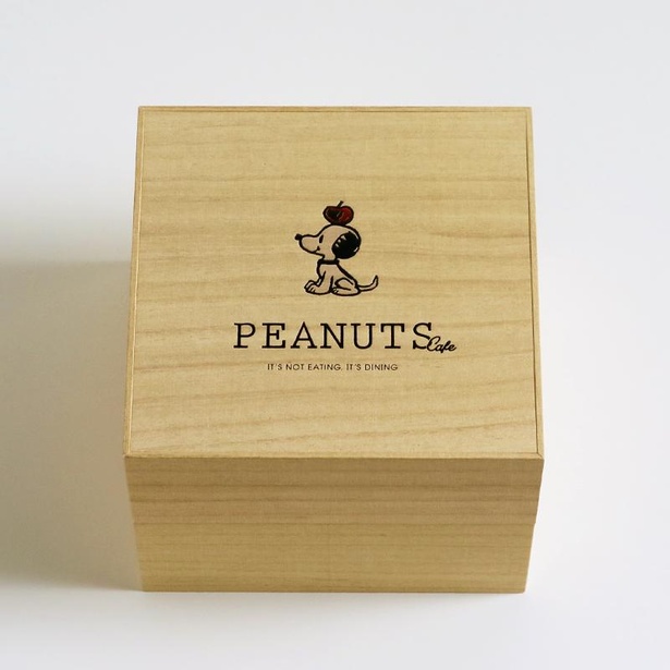 ヴィンテージスヌーピーがプリントされた木目調ボックス入りの「PEANUTS Cafe アップルバウムクーヘン」(3570円)