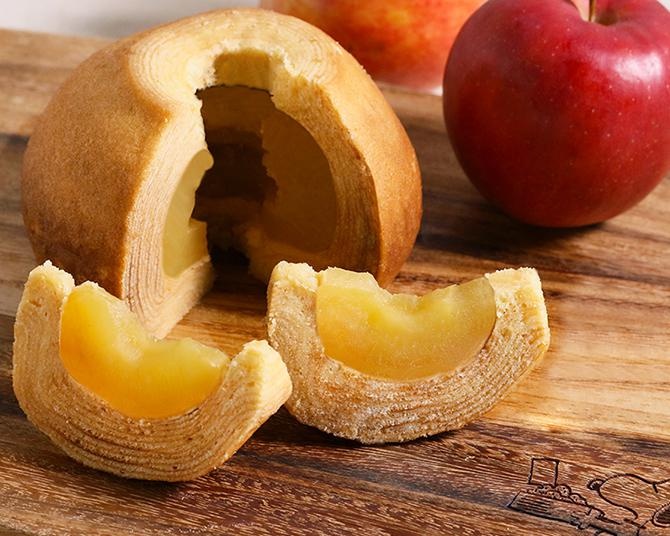 スヌーピーファン必食！「ピーナッツカフェ」のリンゴ丸ごとバウムクーヘン