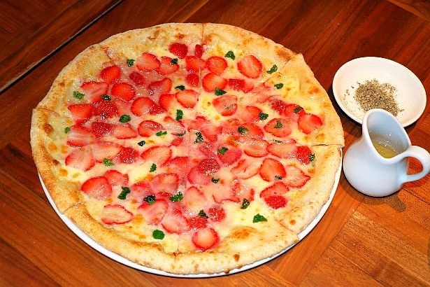 【写真を見る】SNS映え抜群の「いちごと3種のチーズのピッツァ」(3089円)！