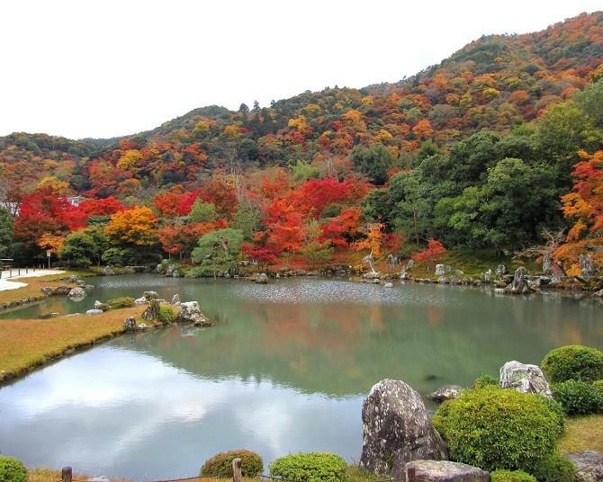 京都・嵐山を紅葉散策！人気絶景スポットや道中のおすすめグルメまで