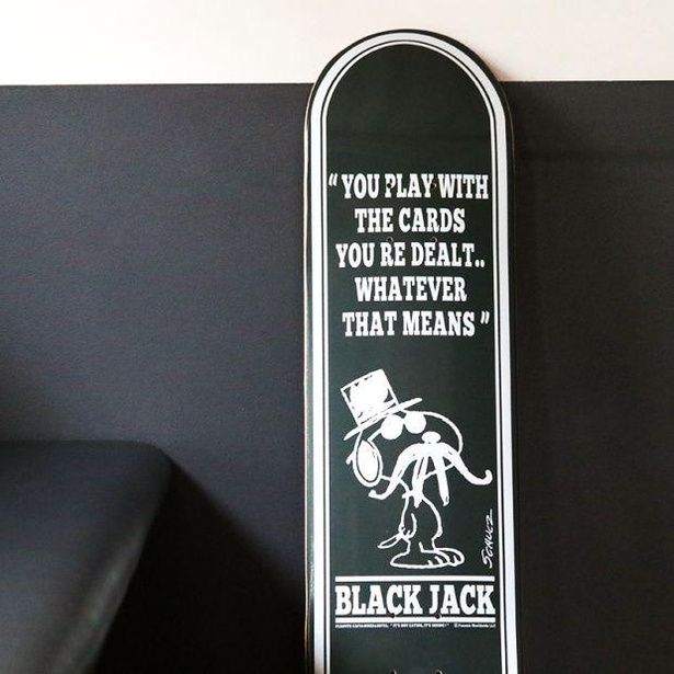 【写真】「配られたカードで勝負するしかないのさ…」というセリフとともに描かれた、“ジョー・ブラックジャック”に扮するスヌーピー