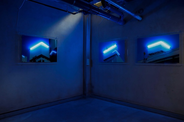 KAGANHOTEL地下のギャラリースペースは明かりを暗くして展示