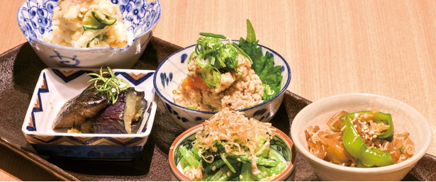 旬の食材に京都のエッセンスを加えて作る京のおばんざいは、「5種盛り合わせ」(1450円)など。魚や肉、ご飯までメニューは多彩