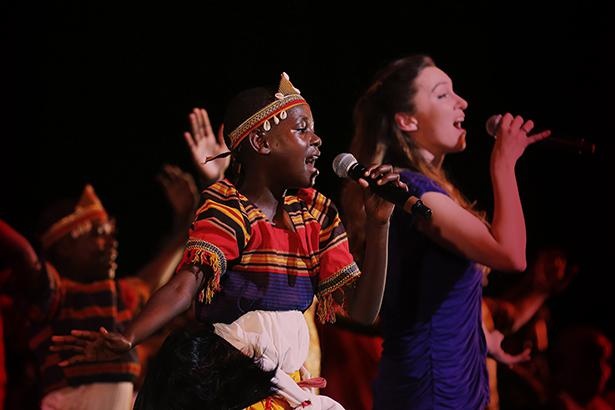 親を失った東北とウガンダの子供たちがブロードウェイの舞台に挑戦するドキュメンタリー「シンプル・ギフト〜はじまりの歌声〜」