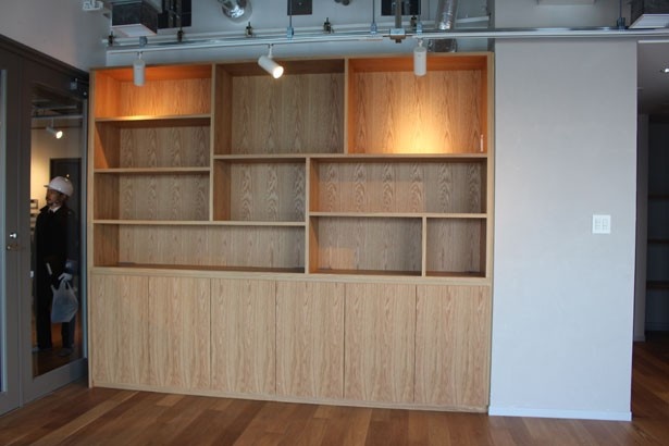 キッチン内に設けられた、作品を展示できる棚