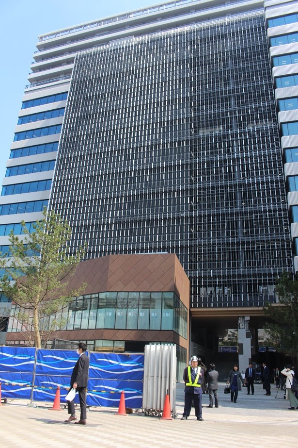 4月28日(金)の開業に先駆けて公開された「渋谷キャスト」の外観。デザインコンセプトは“不揃いの調和”