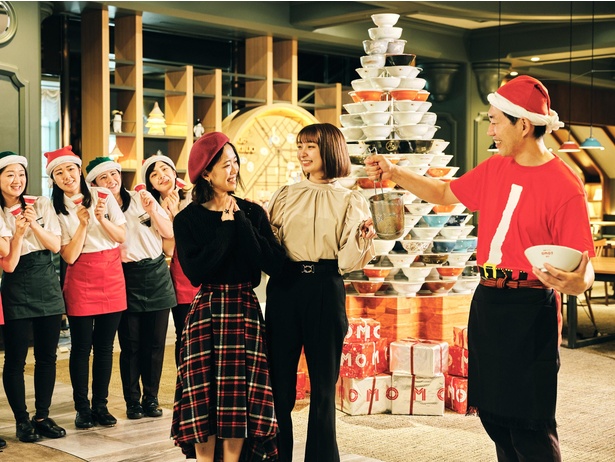 12月1日～25日のクリスマスシーズンには、どんぶりで作られた「ラーメンどんぶりツリー」が登場！地元のラーメン店がプレゼントの代わりにラーメンを振る舞ってくれる