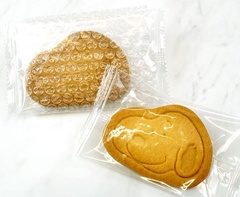 型押しクッキーはプレーンとストロベリー味の2種類。ほかに、小粒サイズのチョコチップクッキー、ディアマンクッキーも