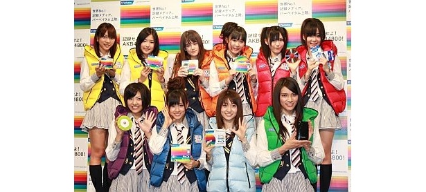 AKB48の10人は、同商品を購入すると抽選で当たるという7色のダウンを着用して登場
