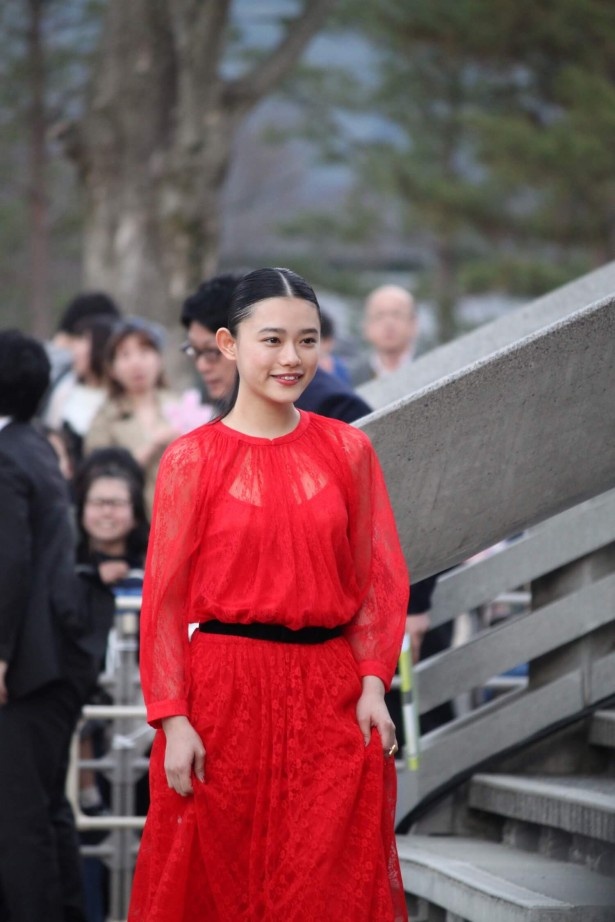 真っ赤なドレスで登場した杉咲花