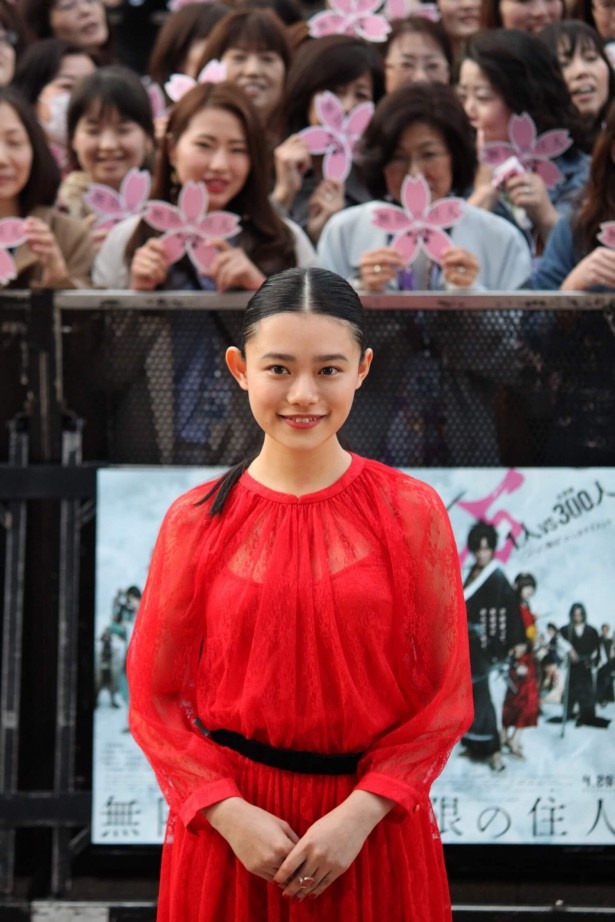 フォトセッションでの杉咲花