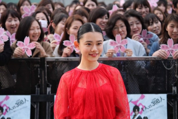 大勢の観客の前に立つ杉咲花
