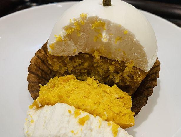 「豆乳パンプキンケーキ」の断面。生地とムースの間に塗られたパンプキンペーストがアクセントになっている