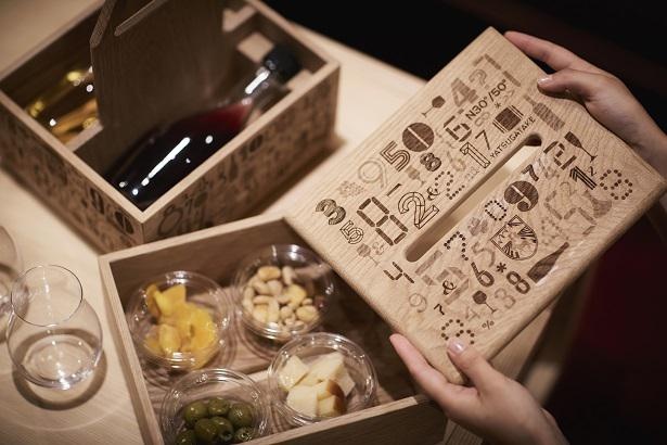 「YATSUGATAKE Wine house」で提供しているVINOBOX。おすすめワインとおつまみを部屋で味わうことができる