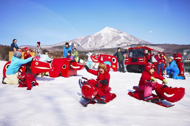 「でっこら赤べこ雪広場」の様子。赤べこをモチーフとした遊具でめいっぱい遊ぼう！