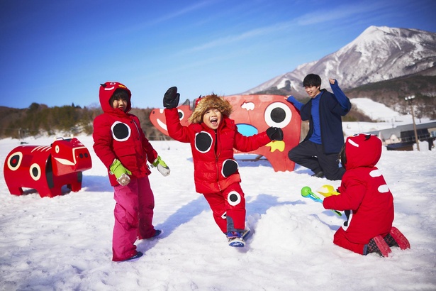 「でっこら赤べこ雪広場」の「赤べこ雪合戦」は、磐梯山温泉ホテルのオリジナル遊具。的に雪玉を投げ入れ、目指せ高得点！