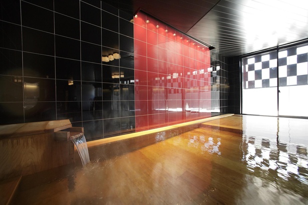 「磐梯山温泉ホテル」内にある温泉「朱嶺の湯」。ヒバの浴槽でゆっくりと疲れを癒して