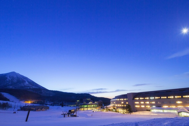 「星野リゾート　磐梯山温泉ホテル」の冬の外観。一面に広がる雪景色は圧巻