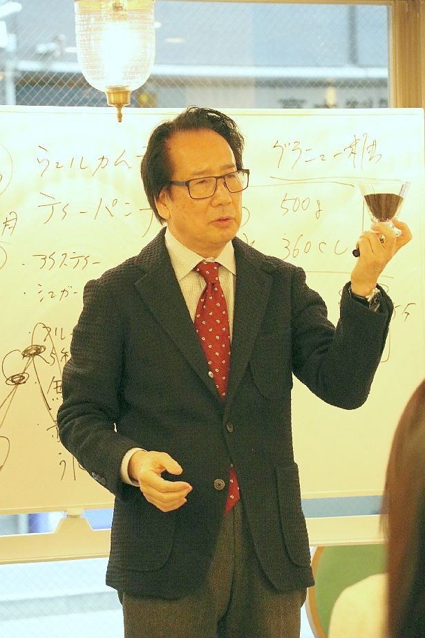 紅茶の歴史などを教えた紅茶研究家の磯淵猛氏