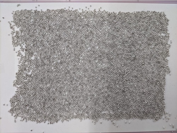 およそ8000粒もの仁丹を集めて紙に貼り付けたパズルの原稿。触るたびにポロポロこぼれ落ちて大変だったという