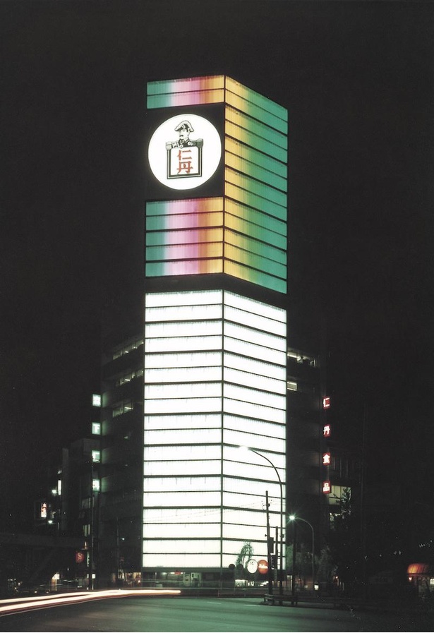 1963年(昭和38年)に東京都渋谷区に建てられた東京支社の社屋。「都市の美観とともに、青少年の非行防止に」という願いを込めたものだった