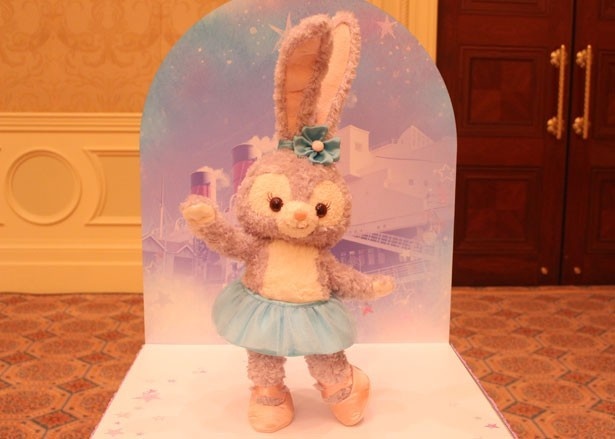 【写真を見る】「ダッフィー＆フレンズ・ハッピーファンイベント」でお披露目されたステラ・ルーのぬいぐるみ