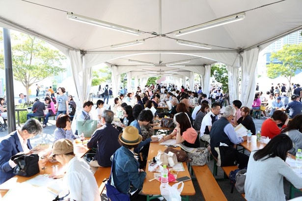 【写真を見る】日本ワインと相性の良いフードと共に、各地の銘柄を飲み比べ！