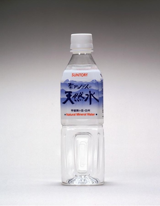1996年3月に発売した500ミリリットルのボトル。当時、お店で買う水は「高級品」とされていた