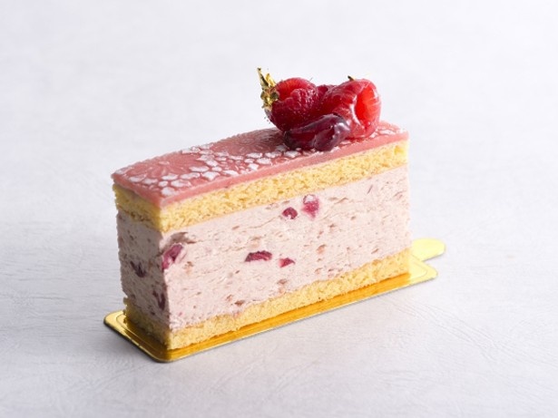 トランシュ・ルージュ(530円)。木イチゴとクランベリーのクリームの甘酸っぱい味わいが春の訪れを感じさせる※洋酒入り