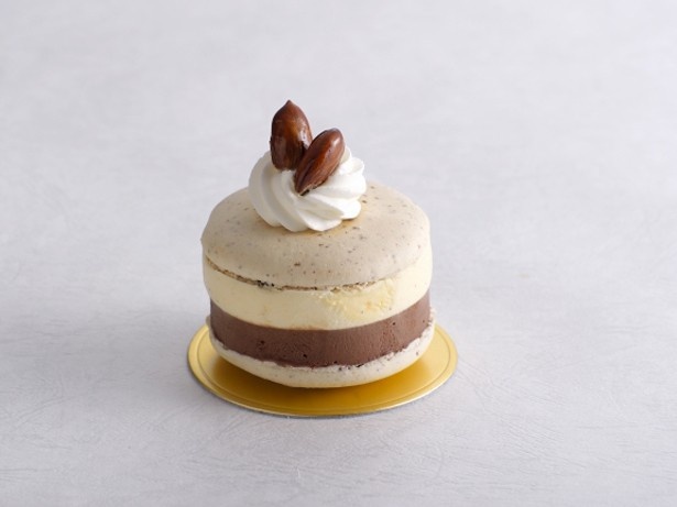 マカロン・サンマルク(500円)。アーモンドを効かせたマカロンにチョコレートとバニラムースを合わせ、爽やかな香りの胡椒とパッションがアクセントに※洋酒入り