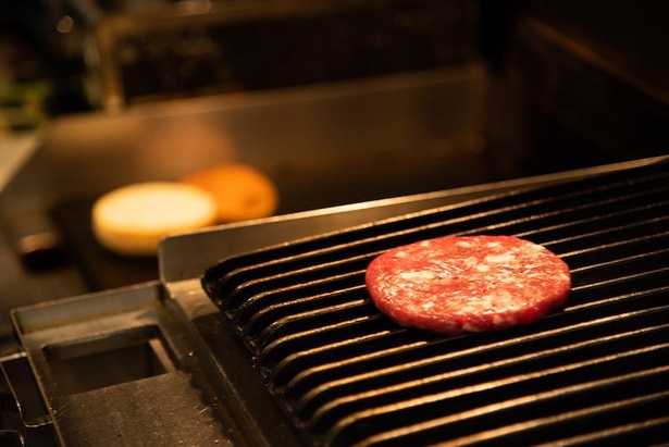 パティは、肩ロースをハンドチョップして作る。塊肉から脂を切り取り、細かくカットして混ぜ込んでいるので、ジューシー！