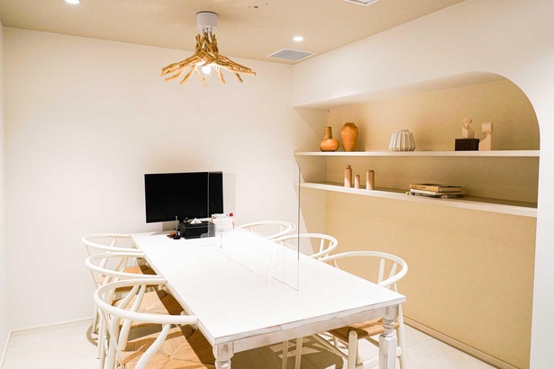 個室の相談スペースは、広さや天井高などを説明しやすいよう実際の間取りを模して設計されている