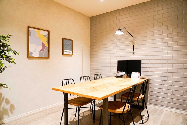 家具のレイアウトにもこだわった個室の相談スペースが、多数設けられている