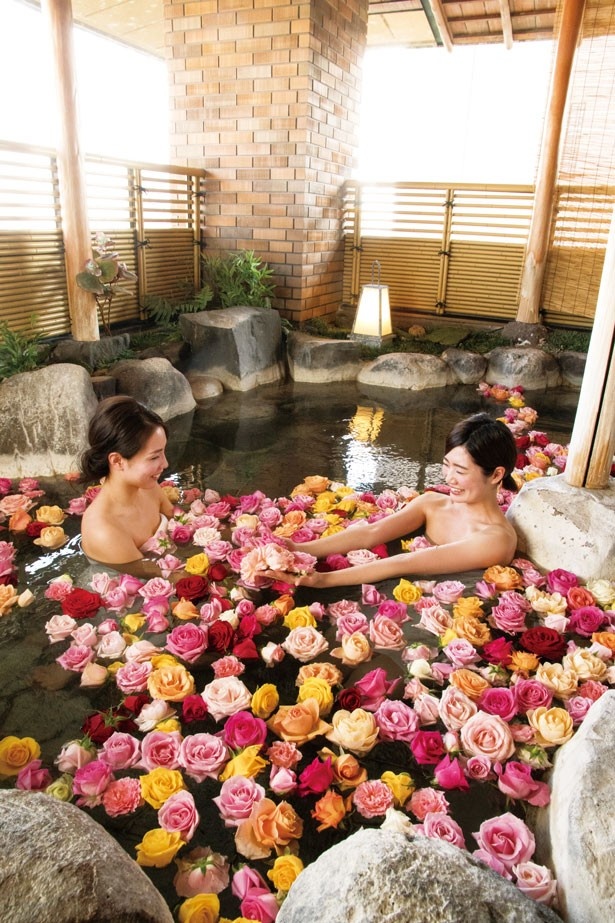 「ホテル若水」では約400輪のバラの花が浮かぶ露店風呂を楽しめる※女性のみ、月土の16時～24時限定で利用可能