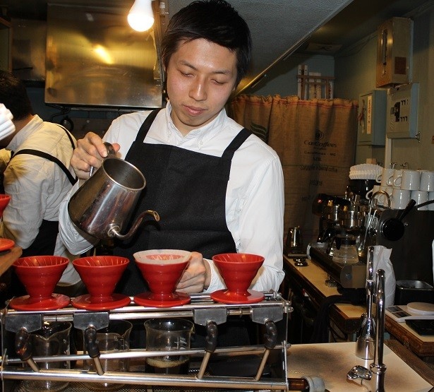 自家焙煎して一杯ずつ丁寧に淹れたコーヒーを味わえる