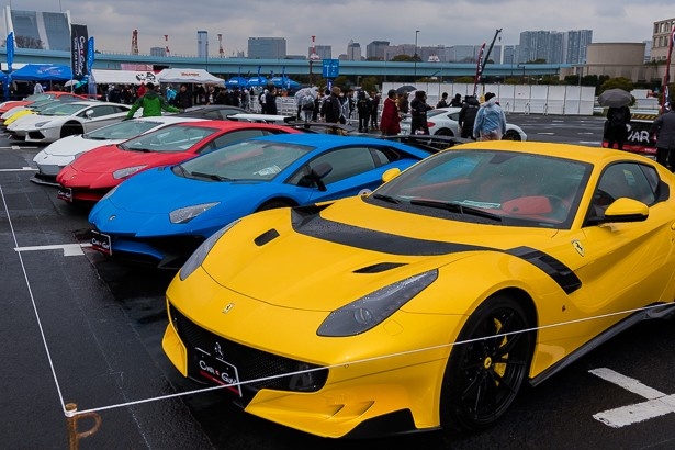 会場には高級スポーツカーがズラリ！