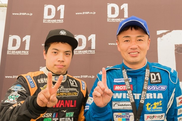 2位の小橋（左）と1位の藤野