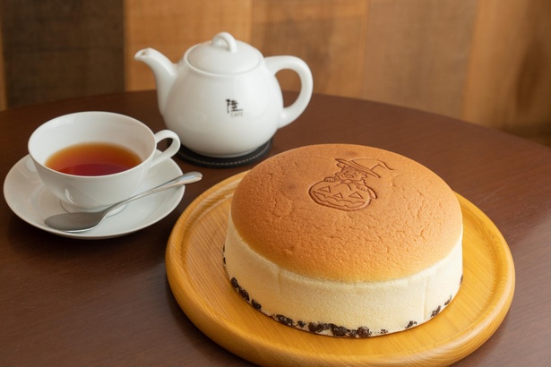 「超・焼きたてチーズケーキ」のドリンクセット(1760円)。ポットで提供されるコーヒーと紅茶は2杯分。ゆっくりケーキを味わえる