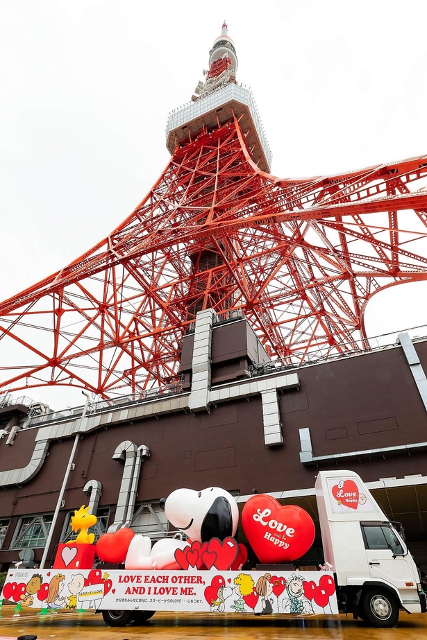 赤×白の「SNOOPY HAPPINESS FLOAT」は、東京タワーにも負けない迫力！