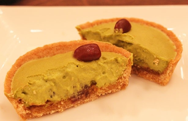 「能登大納言と抹茶のチーズタルト」(195円)は、抹茶クリームと共に黒蜜ソースも入っている