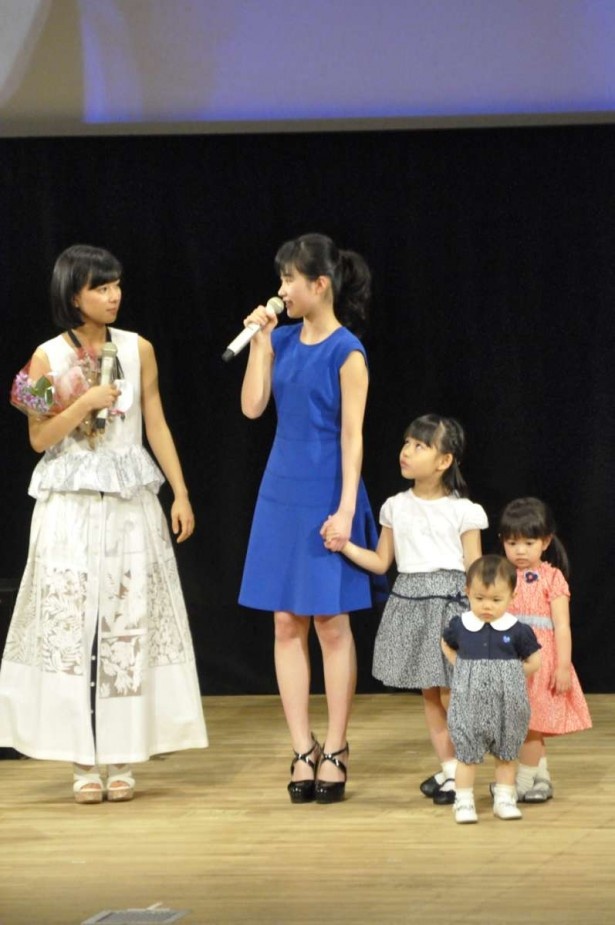 ステージに歴代のさくらがそろい、芳根京子もびっくり