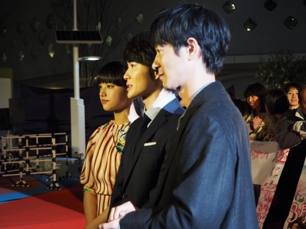 神木隆之介、清原果耶、加瀬亮がレッドカーペットを歩いた