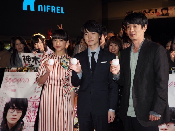 観客をバックにフォトセッションを行う清原果耶、神木隆之介、加瀬亮