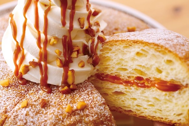 【写真を見る】甘いデニッシュパンの中には、ほろ苦いキャラメルクリームがたっぷり！