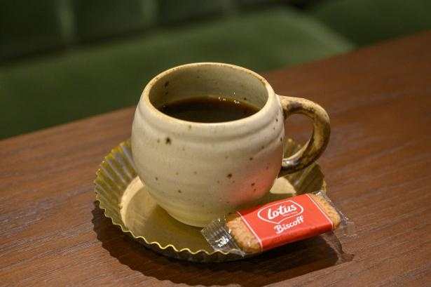 1杯目にはベルギー生まれのビスケット「ロータス ビスコフ」が付く。コーヒー単体は1400円だが、おかわり自由であればお得な金額だ
