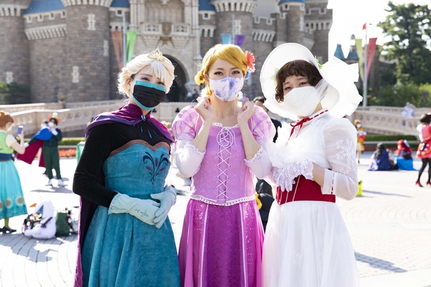 エルサ、ラプンツェル、メリー・ポピンズに仮装した3人は友人同士。神奈川県からこの日を心待ちにしてやって来たそう