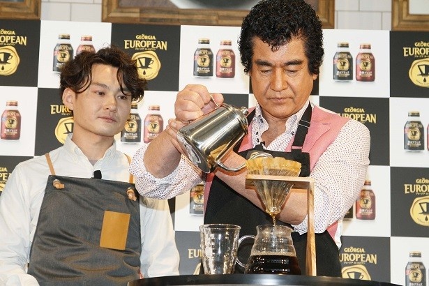 【写真を見る】「猿田彦珈琲」の店主である大塚朝之さんの指導のもと、集中してハンドドリップを行った