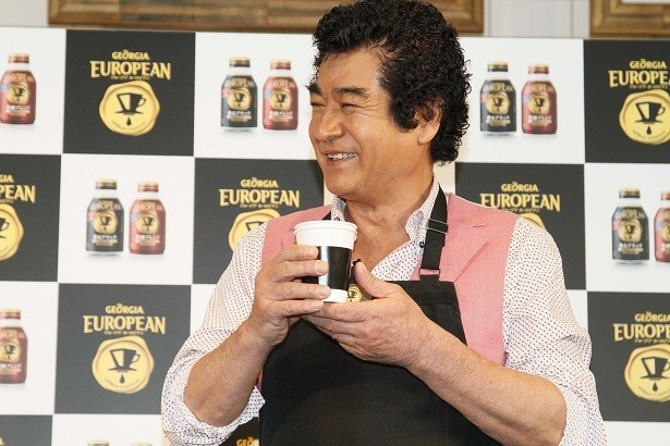 自身でいれたコーヒーを味わい、思わず笑顔を見せる