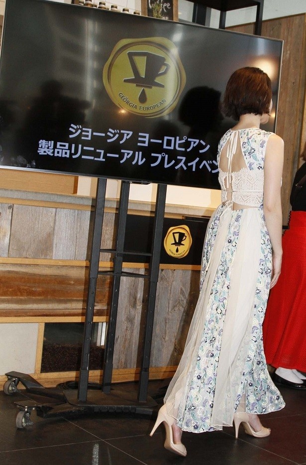 【写真を見る】背中チラ見せのセクシードレス！